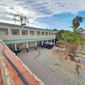 Se vende  HOTEL** en Antas (Almería) necesita reforma e inversión